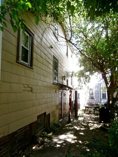 Foto del edificio - 1381 W 116th St