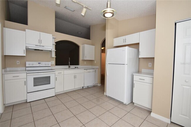 Building Photo - 13 Pine Tree Dr