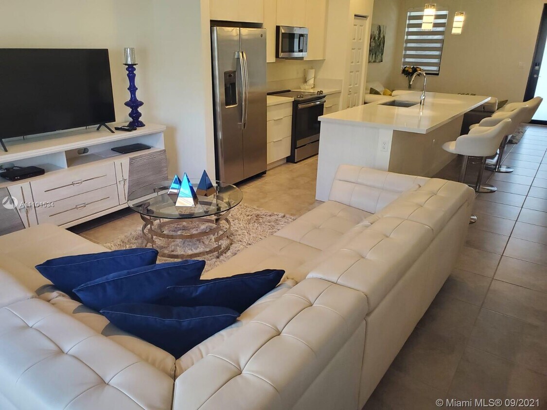 Foto principal - 7855 NW 104th Ave