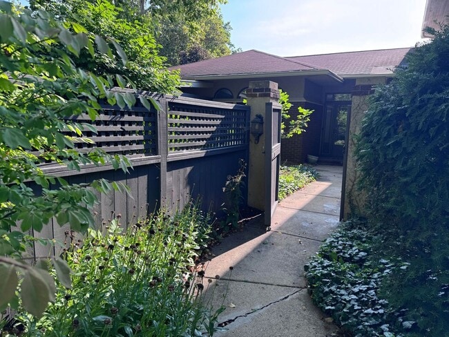 Building Photo - Historical Duplex - Spacious 3 Bedroom, 2....