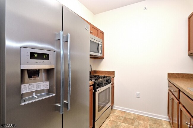 Building Photo - 647 Doral Ct
