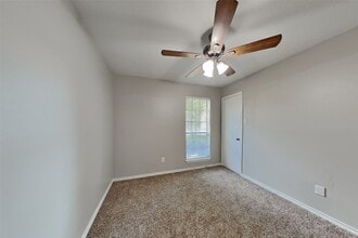 Building Photo - 17914 Autumn Hills Dr Building Photo - 17914 Autumn Hills Dr