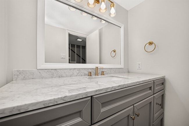 Building Photo - 10383 Briar Forest Dr