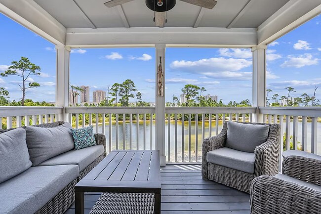Un agradable y relajante porche trasero cubierto. - 14581 Salt Meadow Dr