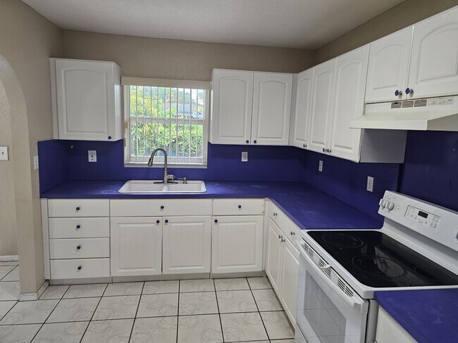 Building Photo - 891 NW 34th Way