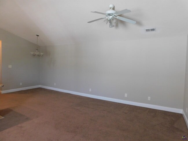 Building Photo - 504 Club Villa Court