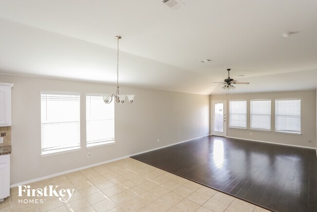 Foto del edificio - 517 Stone Crossing Ln