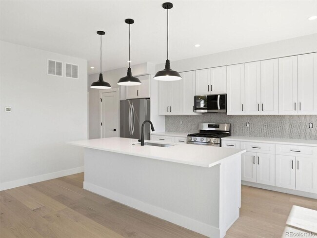 Building Photo - Brand New 4BD, 4BA Half-Duplex in Villa Park