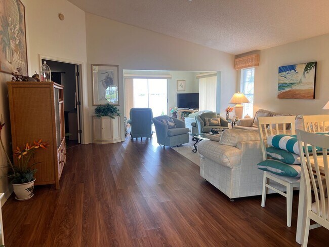 Foto del edificio - NEWLY LISTED 2BD/2BA/2CG Villa