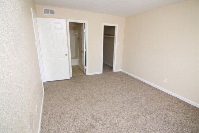 Foto del edificio - 8100 Creekbend Dr