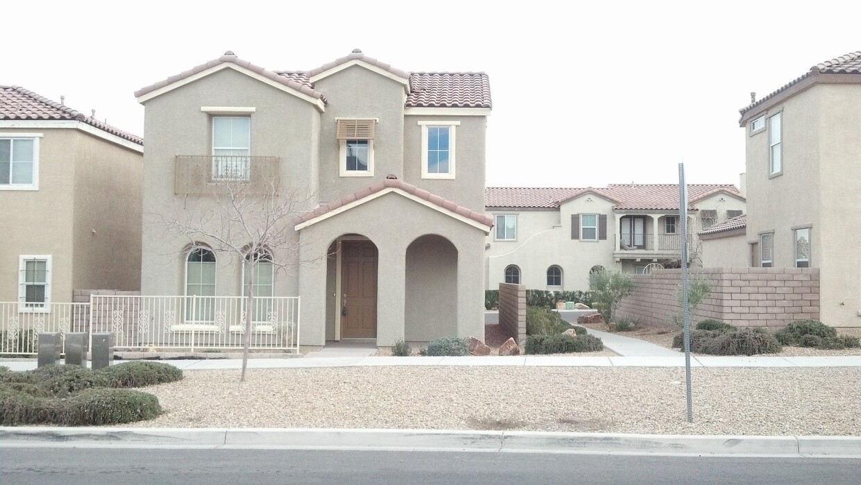 Foto principal - Beautiful 3 Bedroom Home In Summerlin