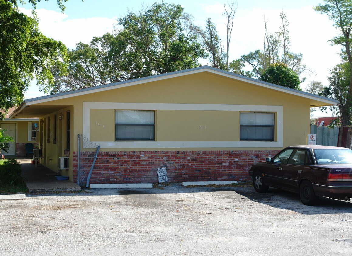 Building Photo - 1214 NE 5th Ter