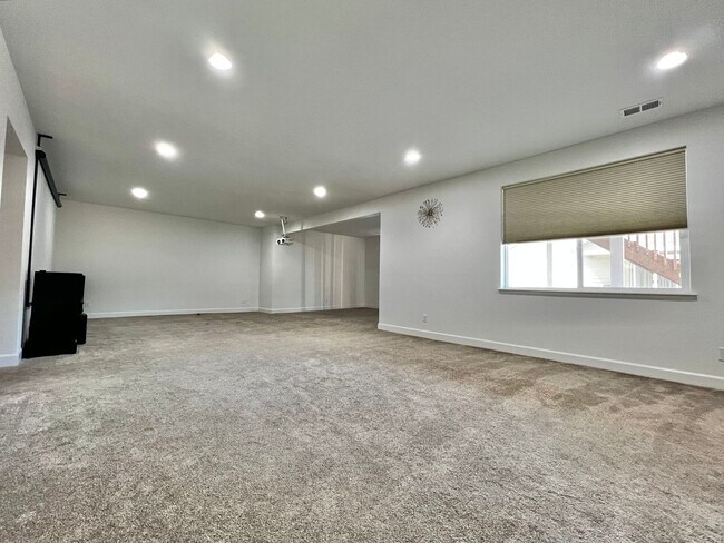 Building Photo - Gorgeous 6 Bed, 5 Bath House in West Windsor!
