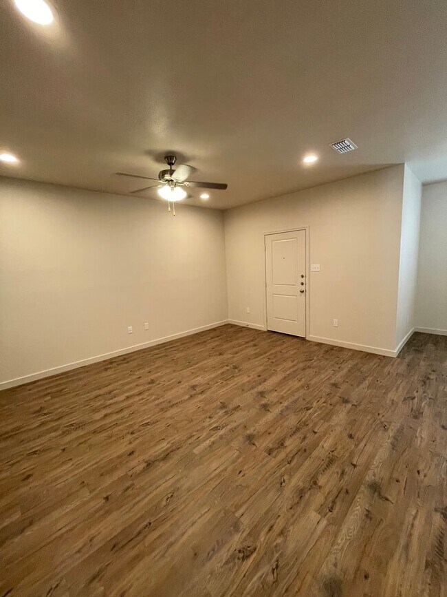 Foto del edificio - Beautiful New Townhome Located  In Veridia...