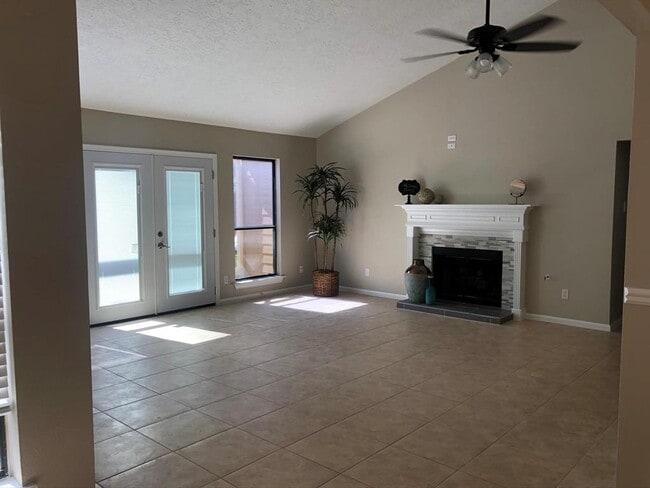 Foto del edificio - 16606 Saturn Ln