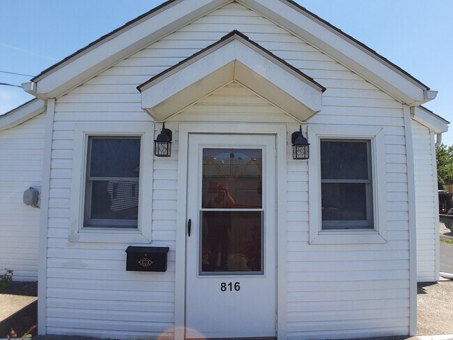Building Photo - Radford, 2 BR / 2 BA, Available March 13th