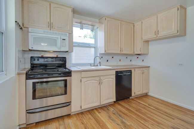 Building Photo - Charming with happy atmosphere  3BR House ...