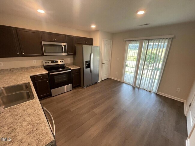 Foto del edificio - 2043 Wiggins Village Dr