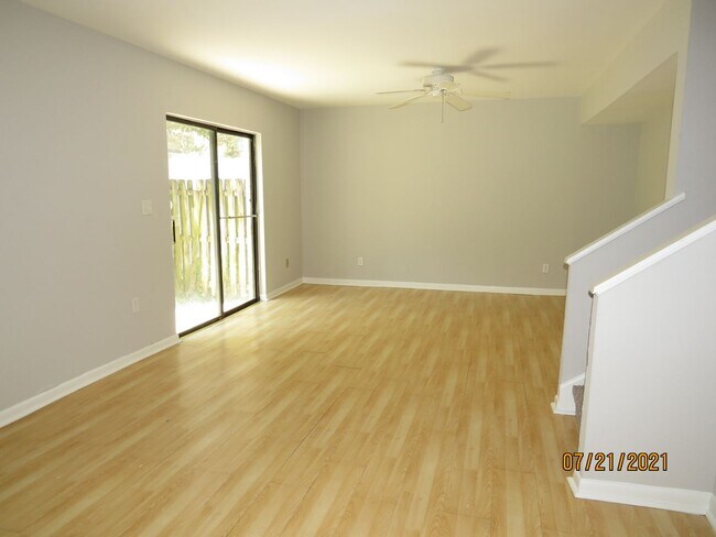Foto del edificio - 2 BEDROOM 1 BATHROOM CONDOMINIUM IN OAK BR...