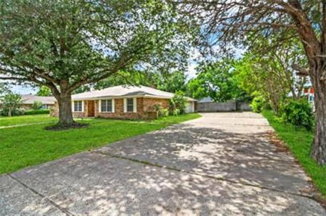 Foto del edificio - 10300 Oak Creek Dr