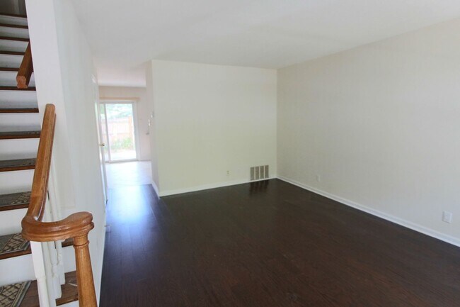Foto del edificio - Apply Today! 2 Bedroom - 1.5 Bath condo with garage - heat and hot water included