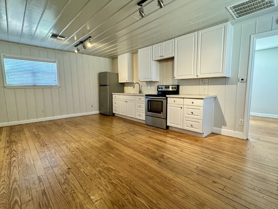 Foto principal - Perfectly Updated 1 Bedroom- very close to the university