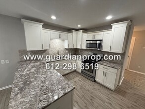 Building Photo - 61 Landau Alcove