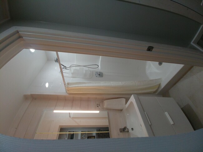 Baño alicatado con amplios cajones en el tocador. - 58 Larose Dr SW