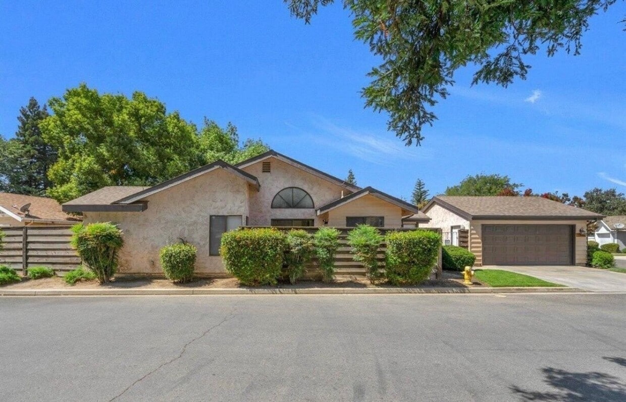 Primary Photo - Cozy Home for rent in Visalia