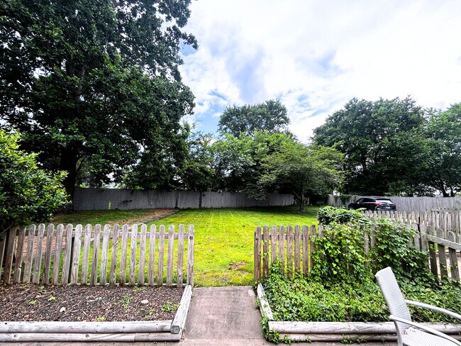 Foto del edificio - 8070 Esterbrook Dr