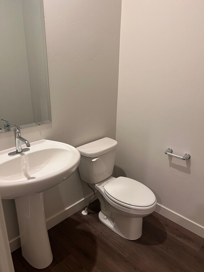 medio baño - 404 W 630 N