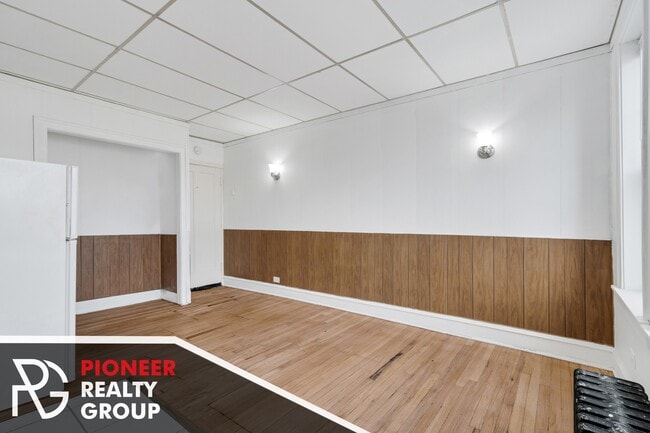 Building Photo - 1442 W Howard St