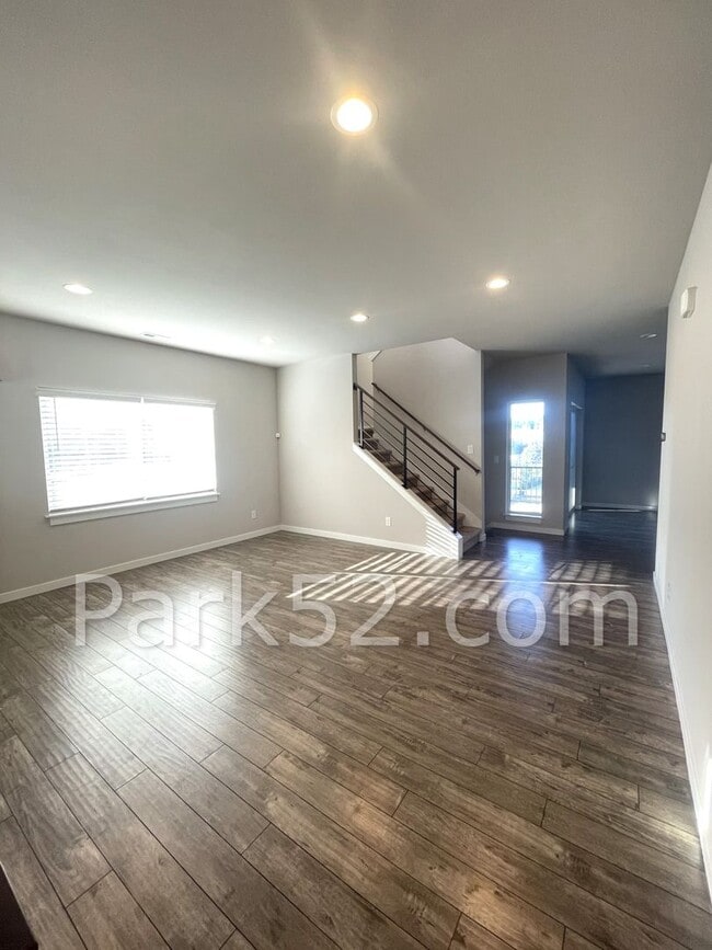 Building Photo - Beautiful Tri-Level 3 Bedroom Home in University Place