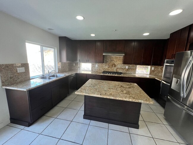 Building Photo - $4,500 - 4 Bed 2.5 Bath House located in G...