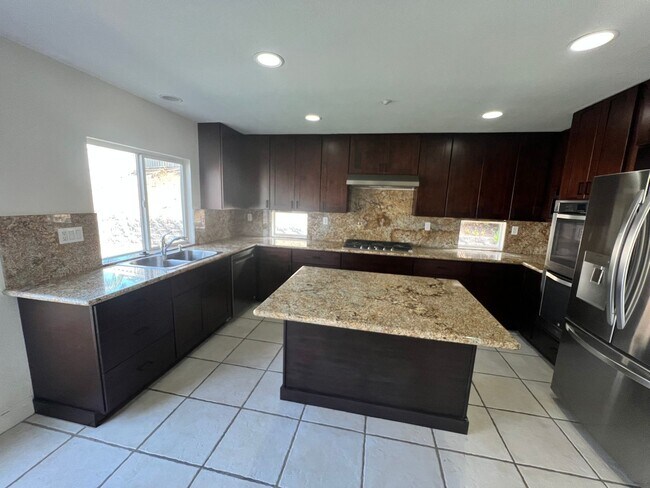 Foto del edificio - $4,500 - 4 Bed 2.5 Bath House located in G...