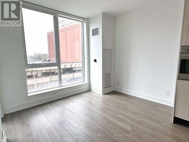 Building Photo - 1-421 Belsize Dr