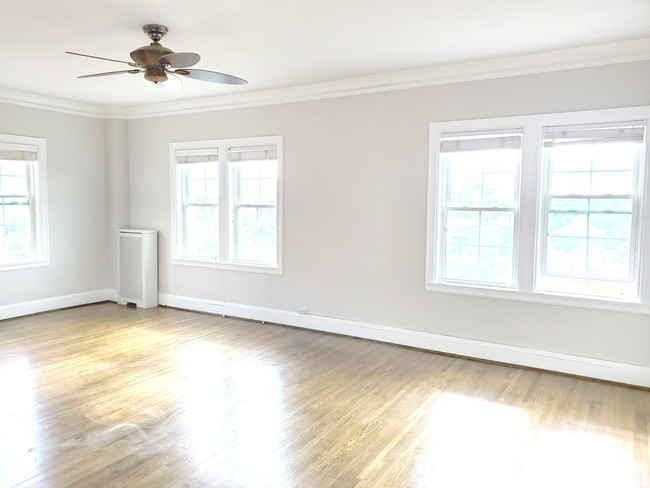 12 x 18' Sala de estar con vista a Park Ave - 2615 Park Ave