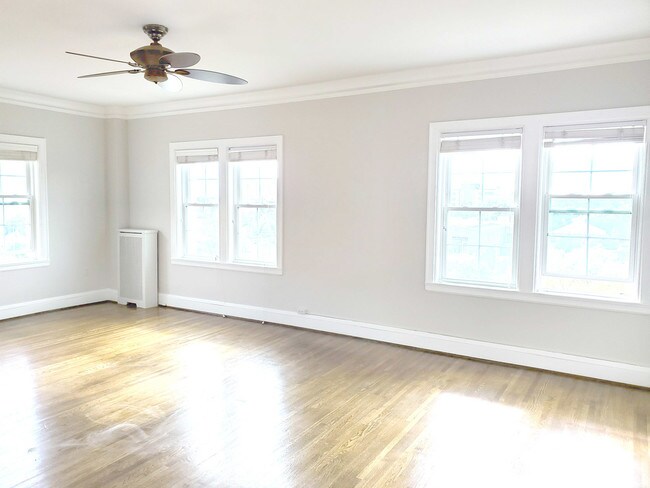12 x 18' Sala de estar con vista a Park Ave - 2615 Park Ave