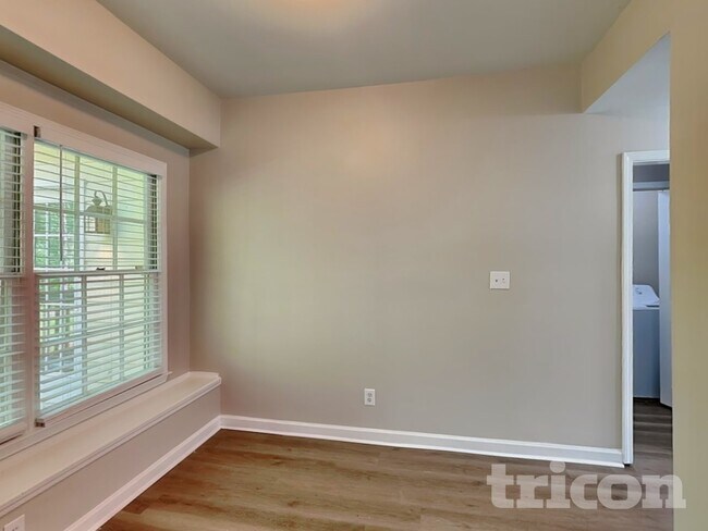 Foto del edificio - 4390 Pinewalk Dr