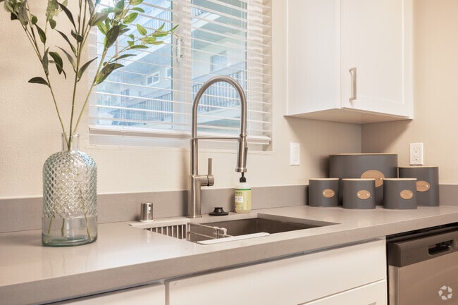 1BR, 1BA - 640SF - The Edge on the Boulevard