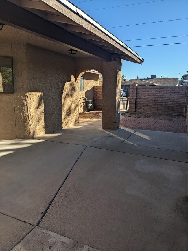 Building Photo - 2015 Florence Ave