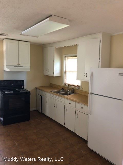 Building Photo - 3 br, 1 bath House - 238 West Rd