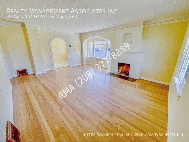 Building Photo - Gorgeous Renovated 3 Bedroom Home in the h...