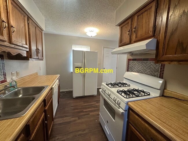 Building Photo - 3 BD, 1 1/2 BA, Home in Sherwood