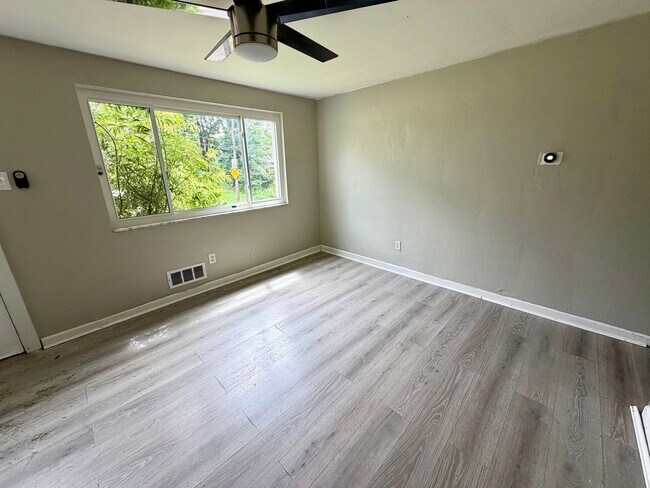 Foto del edificio - Comfortable 3-Bedroom Ranch with Yard, Garage & Bonus Basement Space