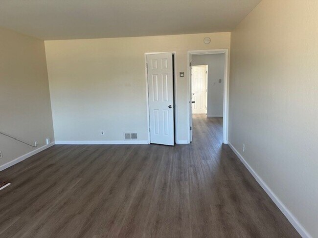 Building Photo - 55-1402