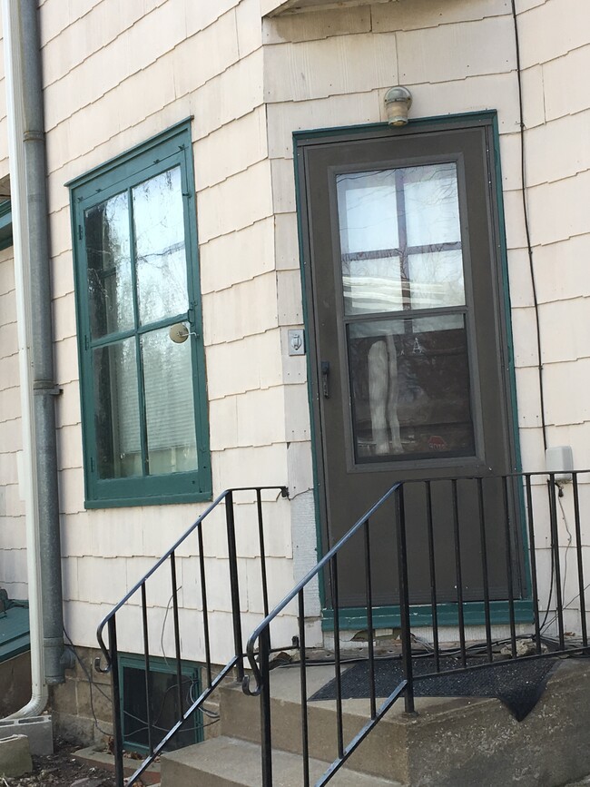 Building Photo - 624 N Linn St