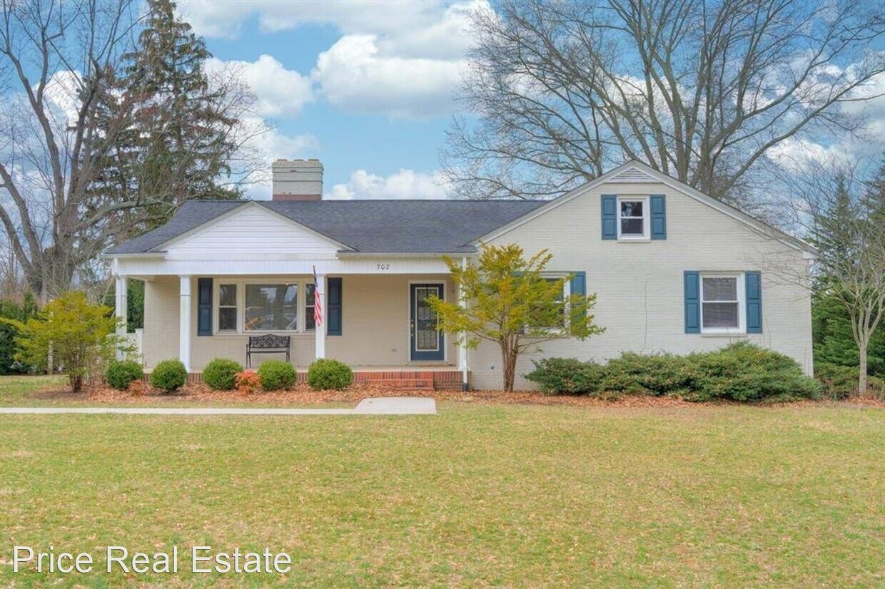 Foto principal - 3 br, 2 bath House - 702 Airport Road