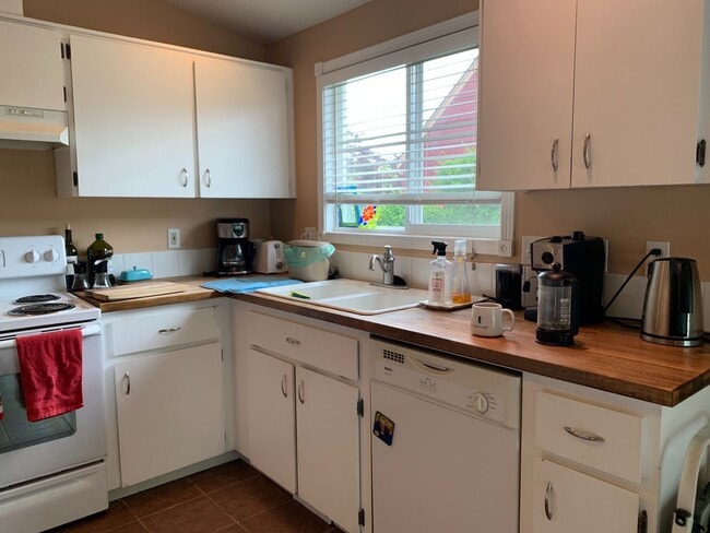 Building Photo - Lovely 3 Bed + 2 Bath Home in Concordia Ne...