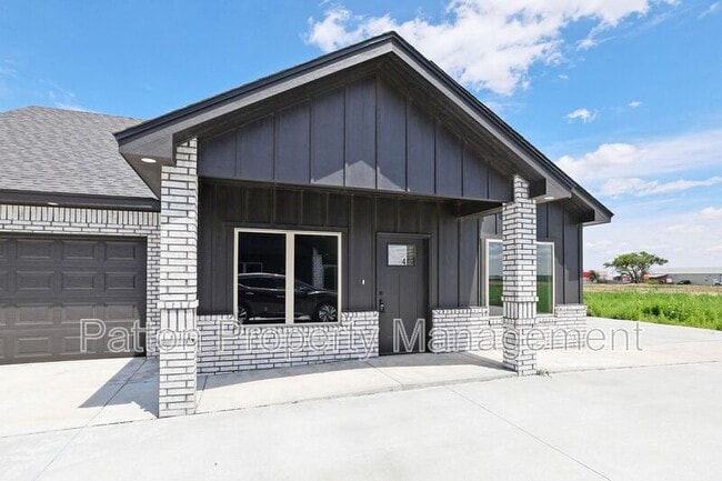Building Photo - 8889 Redbud Rd